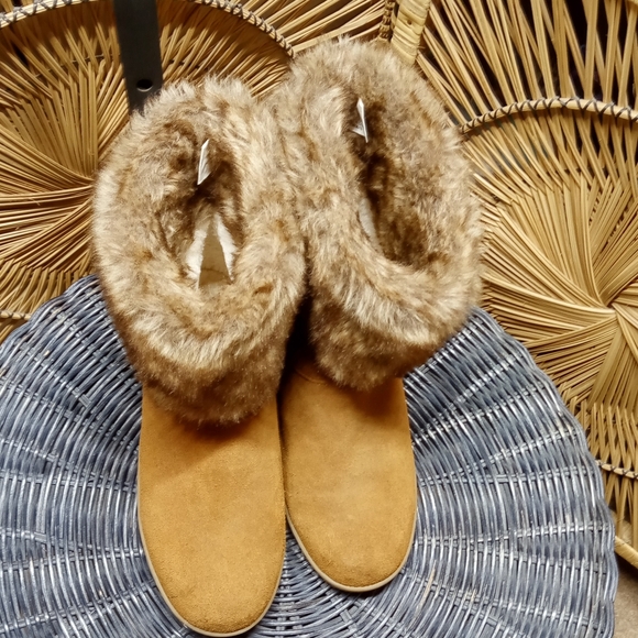 Minnetonka Booties Size 9 - Picture 4 of 13